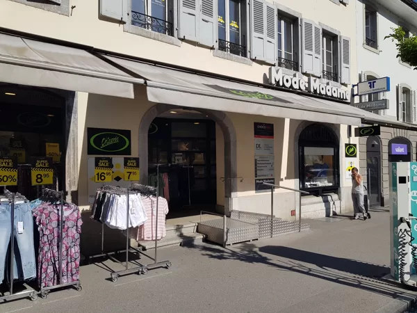 Entrez sous cette arcade